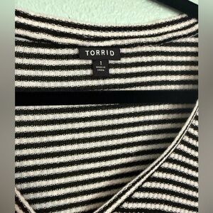 Torrid Womens Size 1 Black White Striped‎ Waffle Knit Henley Long Sleeve V-Neck